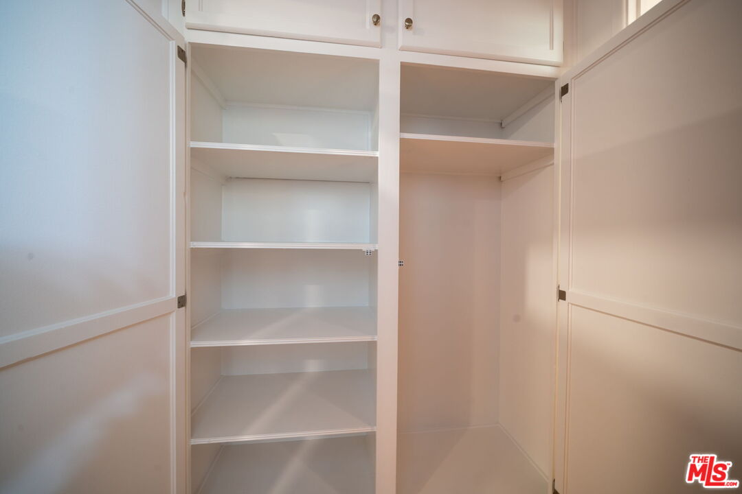 927 6th St Unit: 1