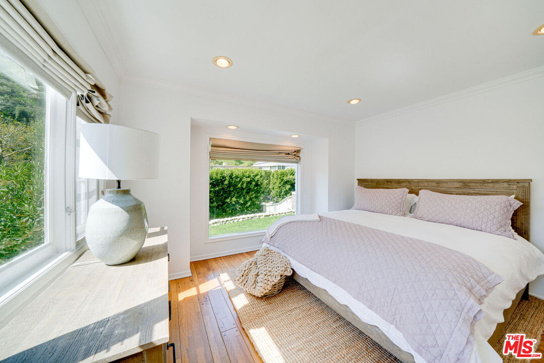 2628 MANDEVILLE CANYON RD