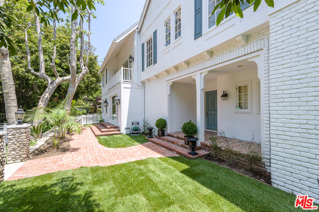 2628 MANDEVILLE CANYON RD