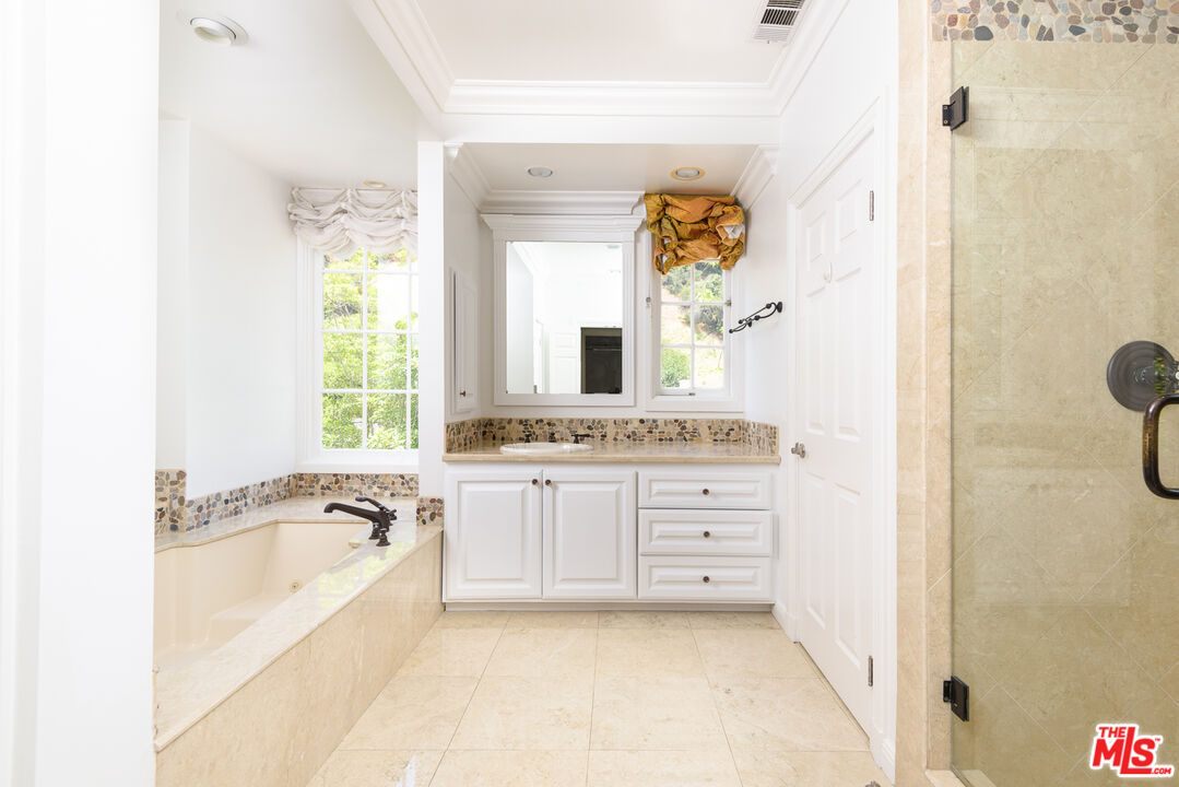 2628 MANDEVILLE CANYON RD