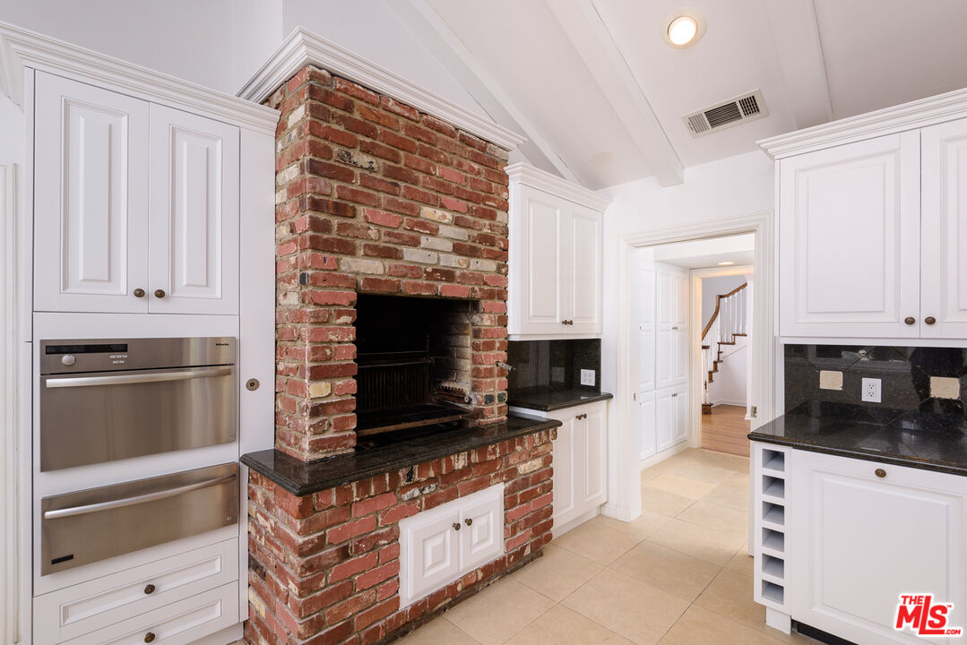 2628 MANDEVILLE CANYON RD