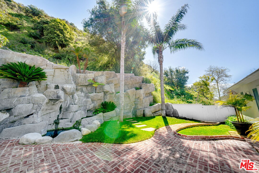 2628 MANDEVILLE CANYON RD