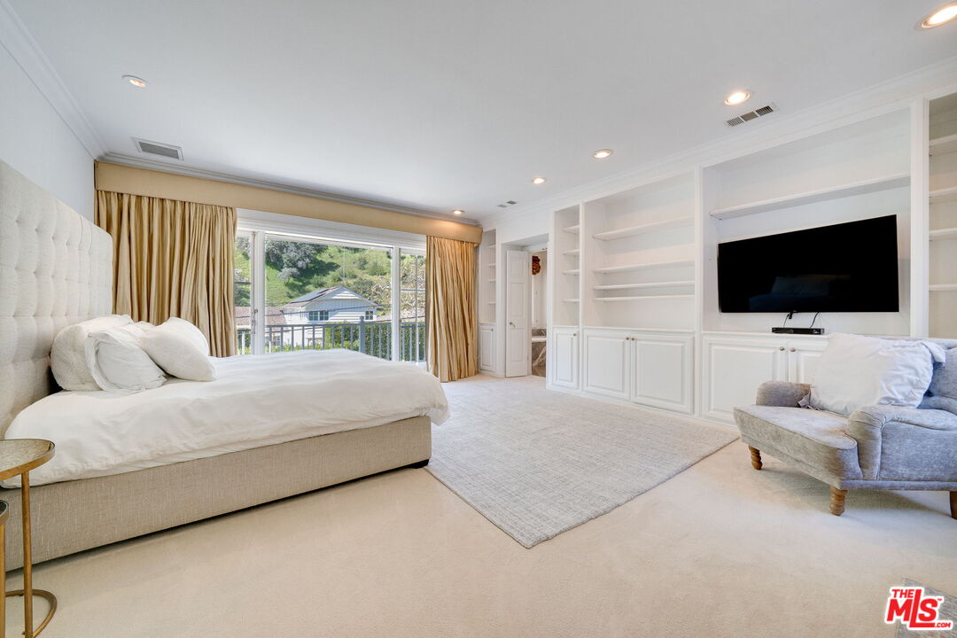 2628 MANDEVILLE CANYON RD