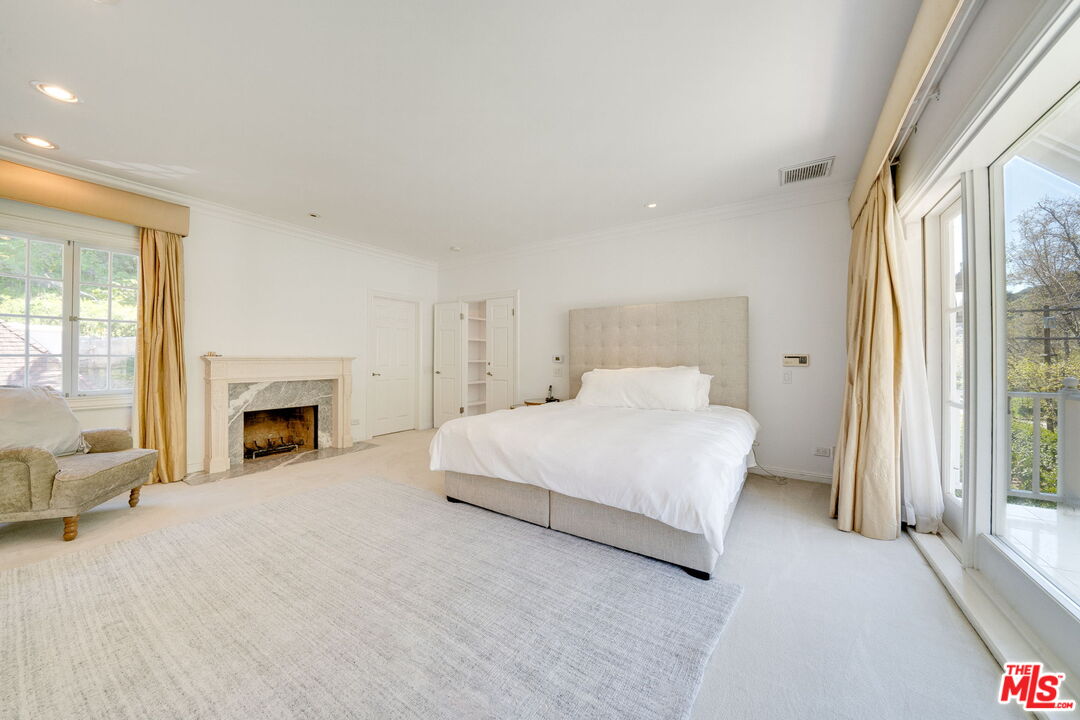 2628 MANDEVILLE CANYON RD