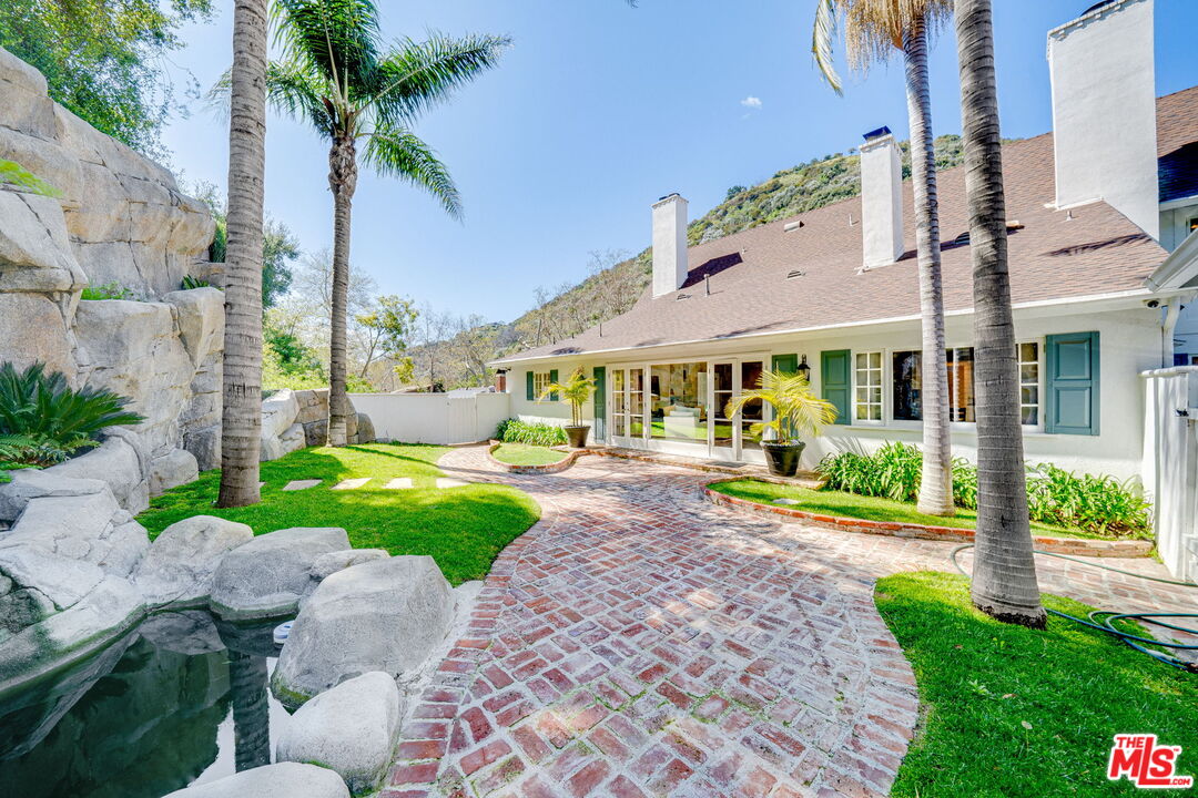 2628 MANDEVILLE CANYON RD