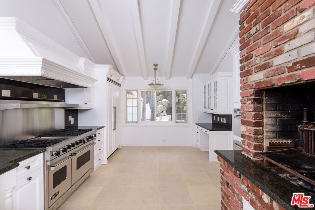 2628 MANDEVILLE CANYON RD