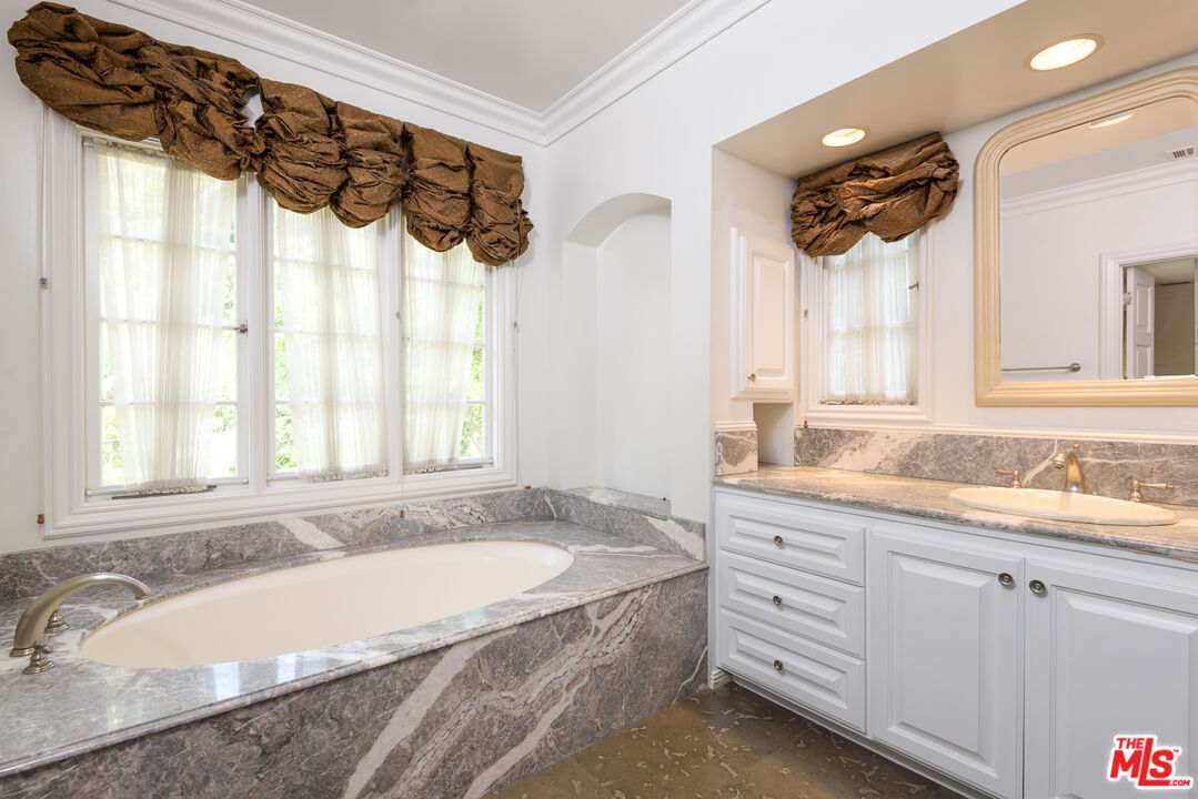 2628 MANDEVILLE CANYON RD