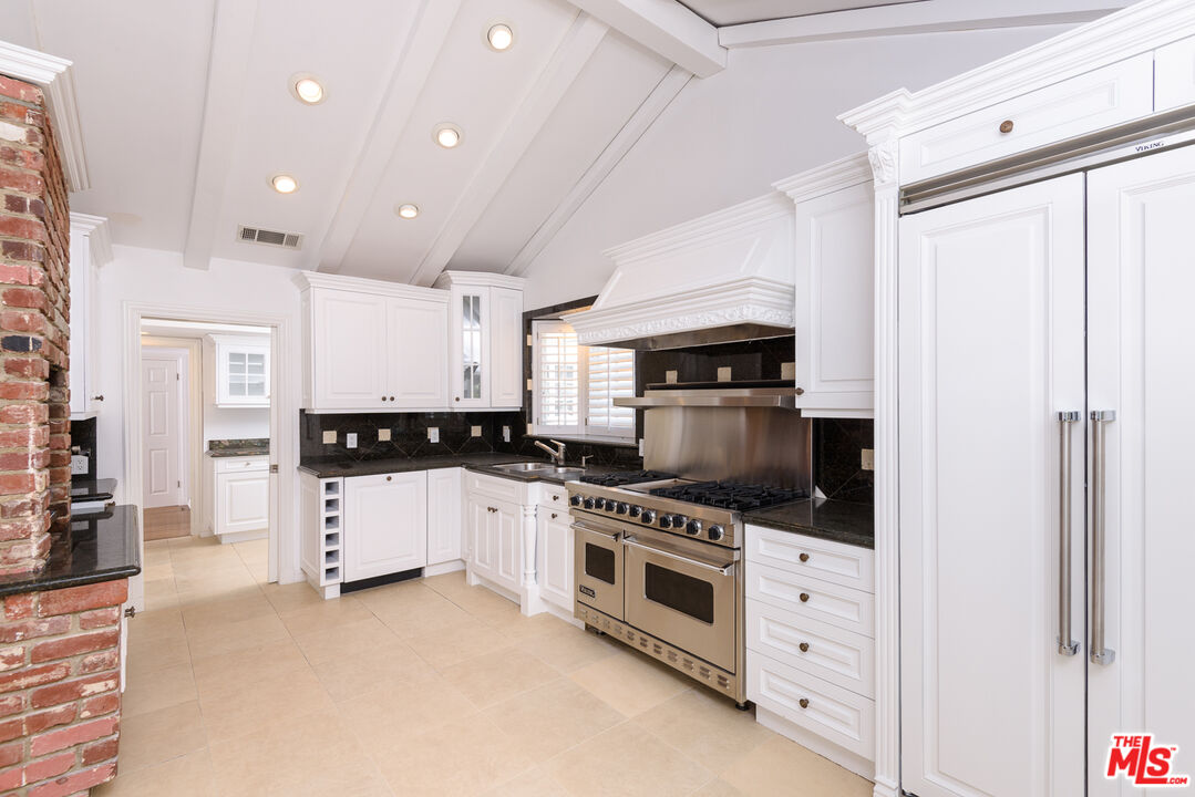 2628 MANDEVILLE CANYON RD