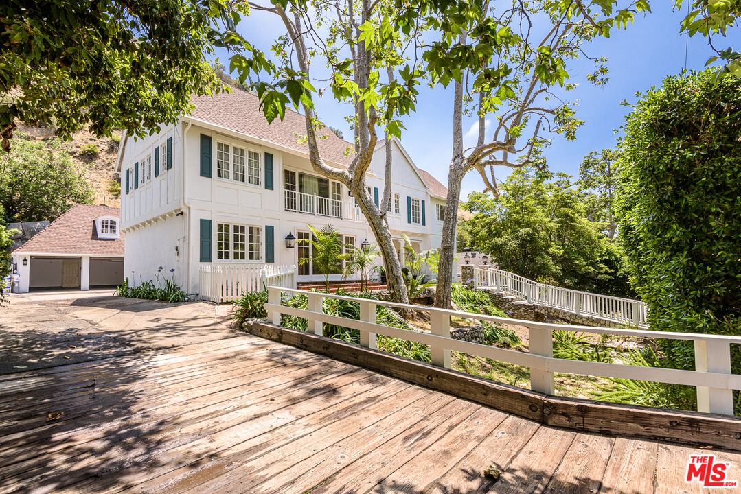 2628 MANDEVILLE CANYON RD