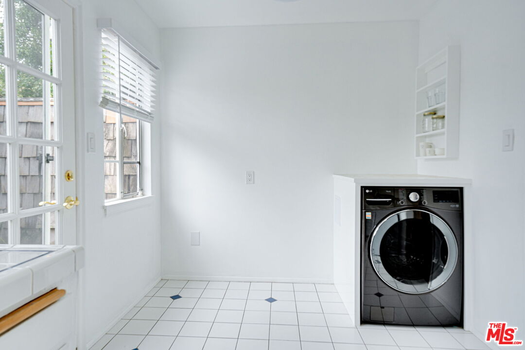 1941 Euclid St Unit: 2