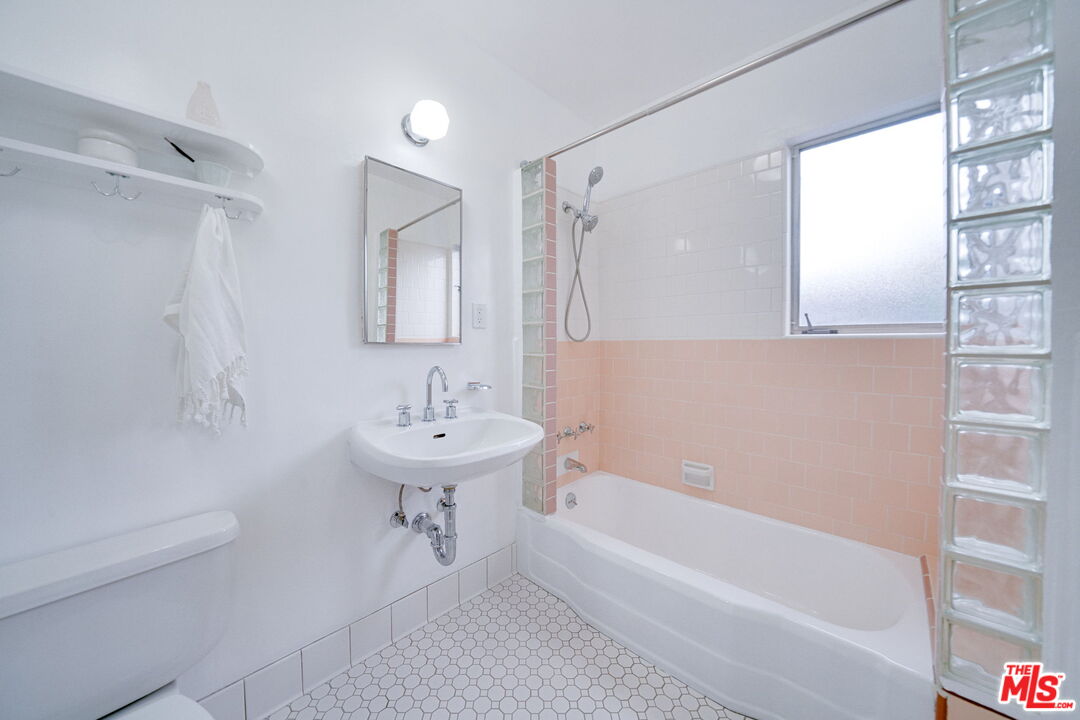 1941 Euclid St Unit: 2