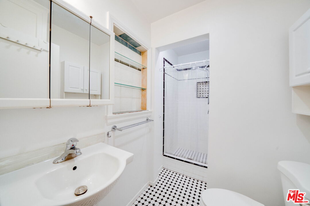 729 9th St Unit: E