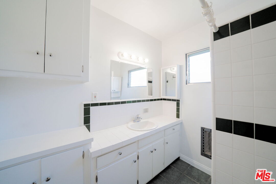 1037 11th St Unit: 8