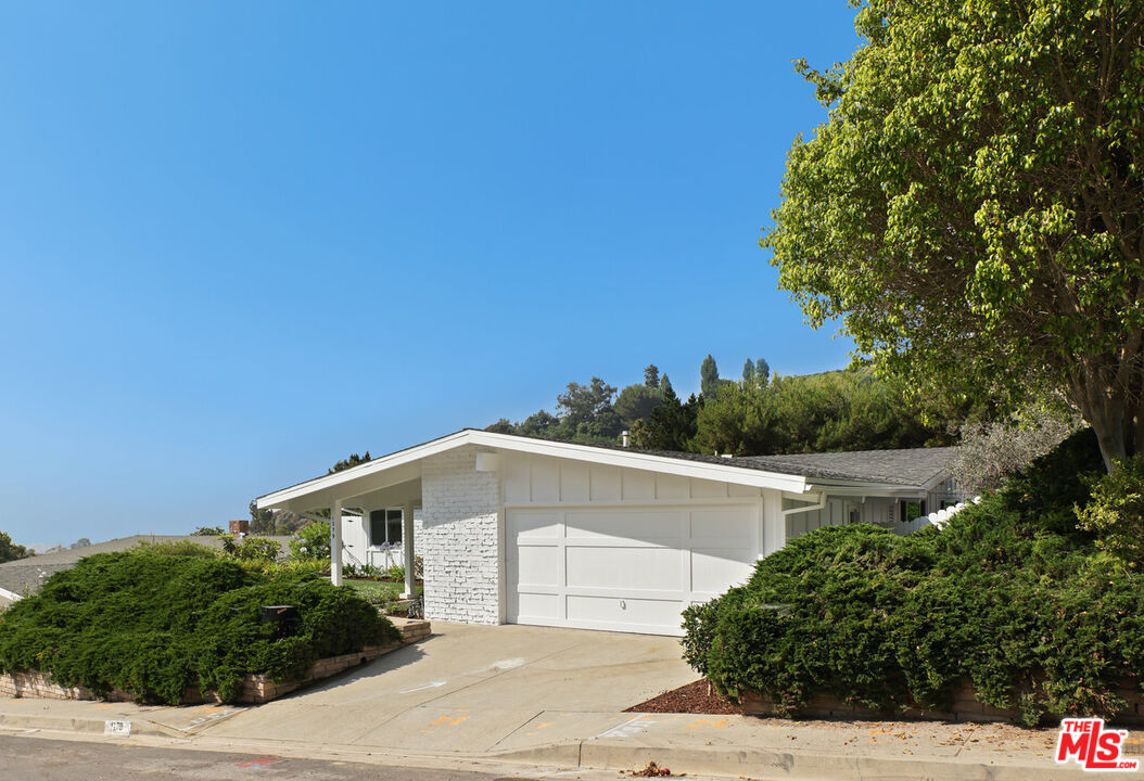 1279 El Hito Cir