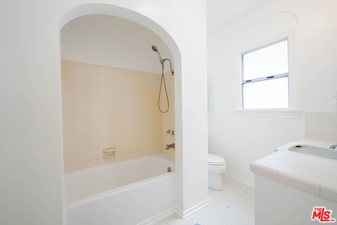 1022 21st St Unit: Front Hse