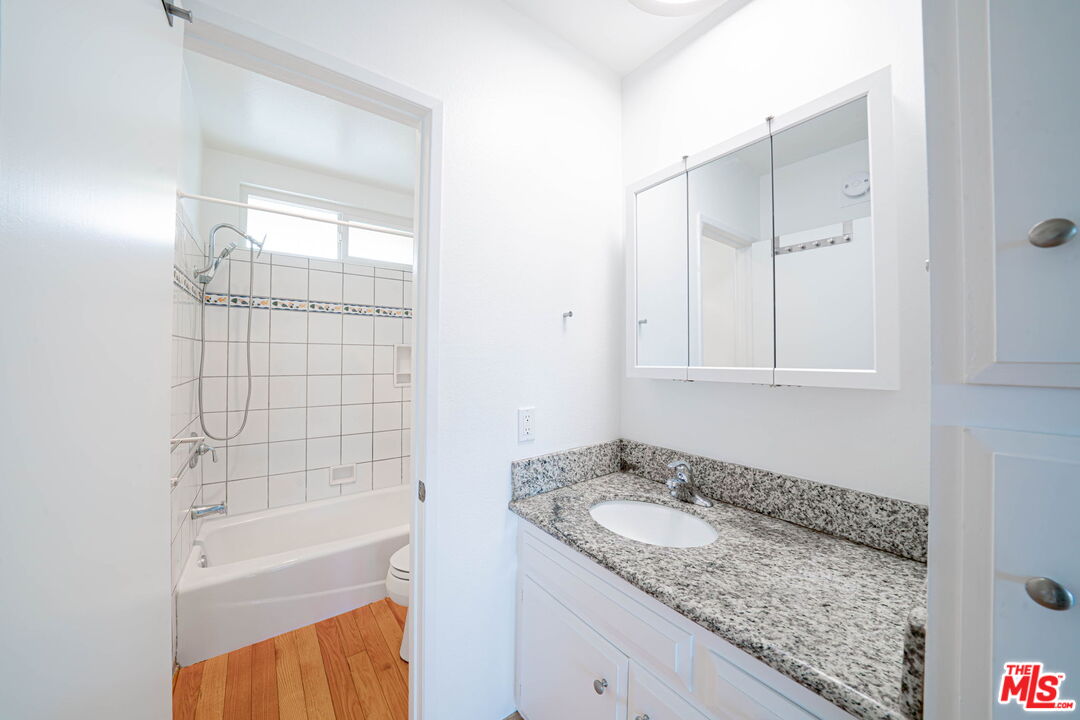 230 Bicknell Ave Unit: 202