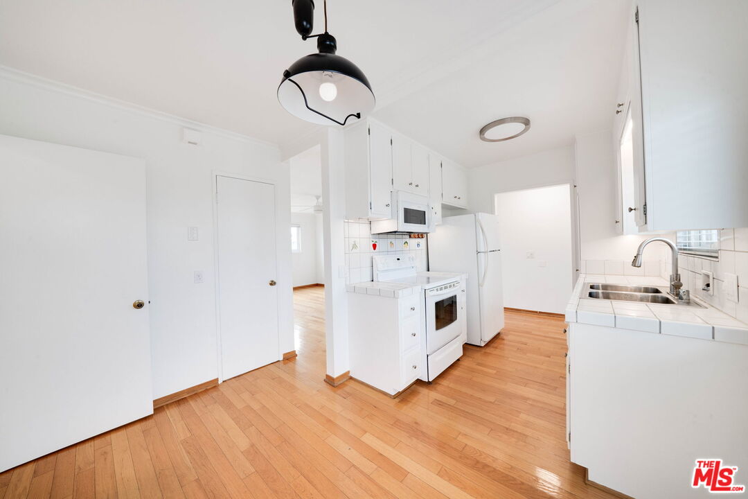 230 Bicknell Ave Unit: 202