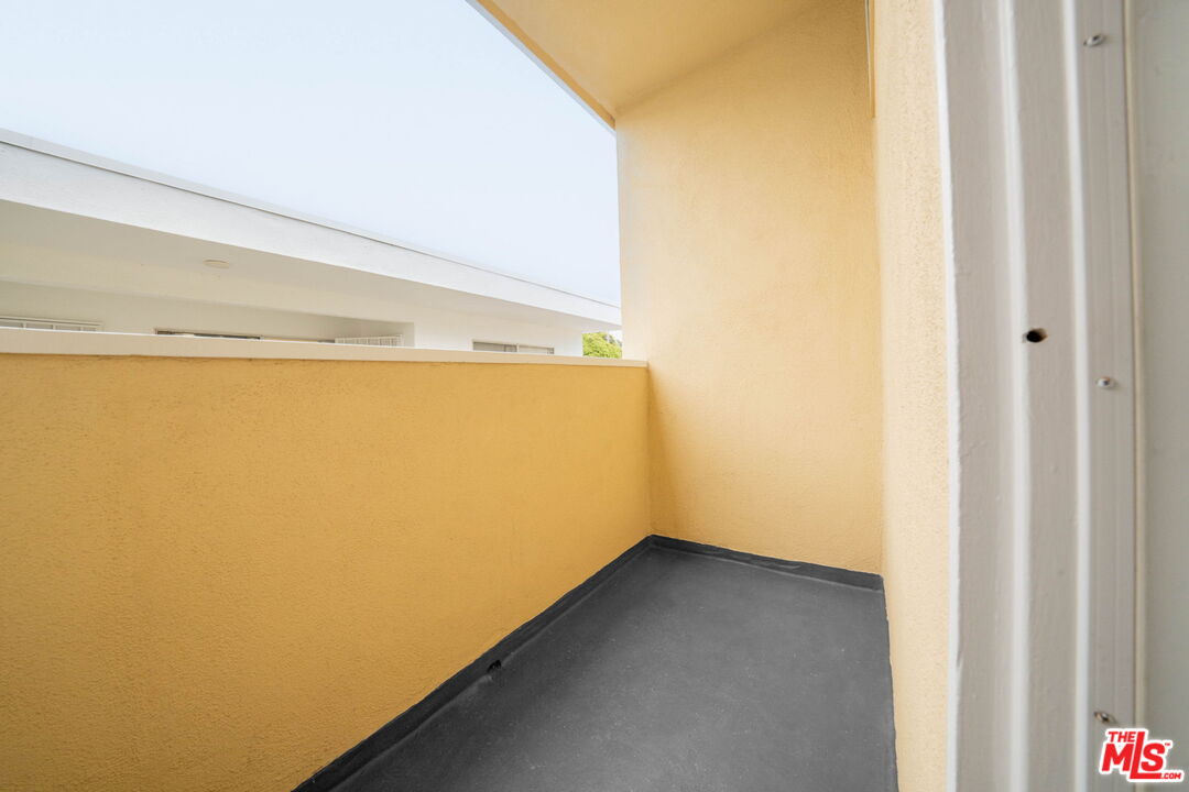 230 Bicknell Ave Unit: 202