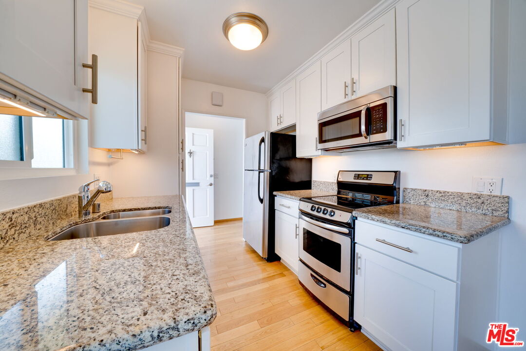 230 Bicknell Ave Unit: 203