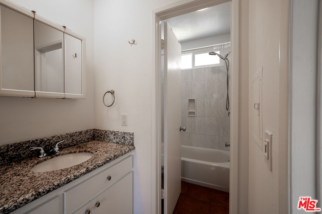 230 Bicknell Ave Unit: 203