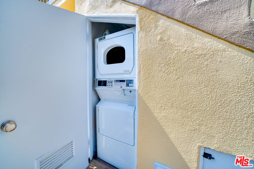 230 Bicknell Ave Unit: 203