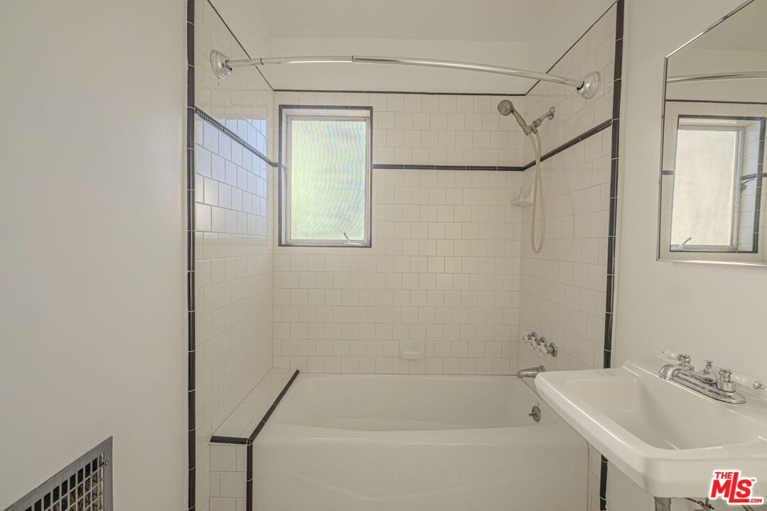 1941 Euclid St Unit: 3