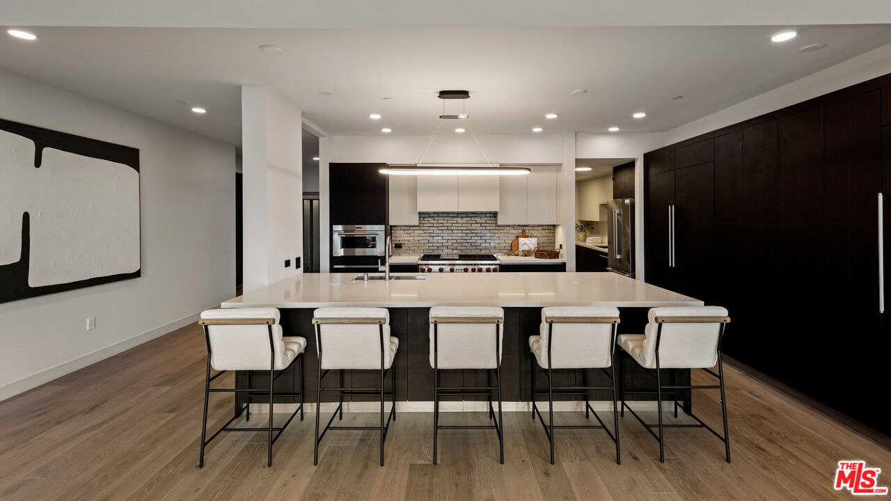 505 S Barrington Ave Unit: 210