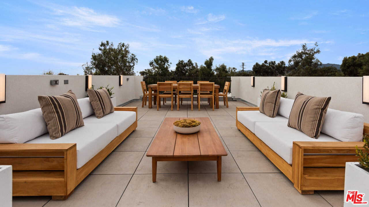 505 S Barrington Ave Unit: 210