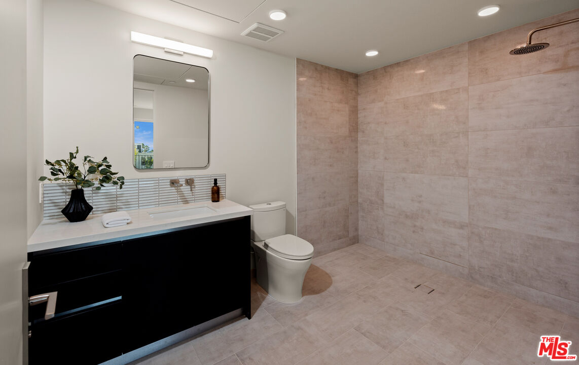 505 S Barrington Ave Unit: 210