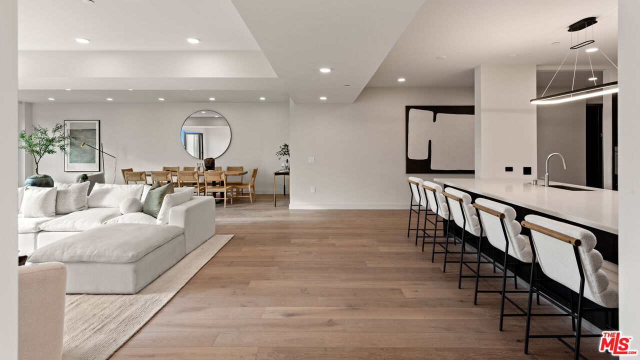 505 S Barrington Ave Unit: 210