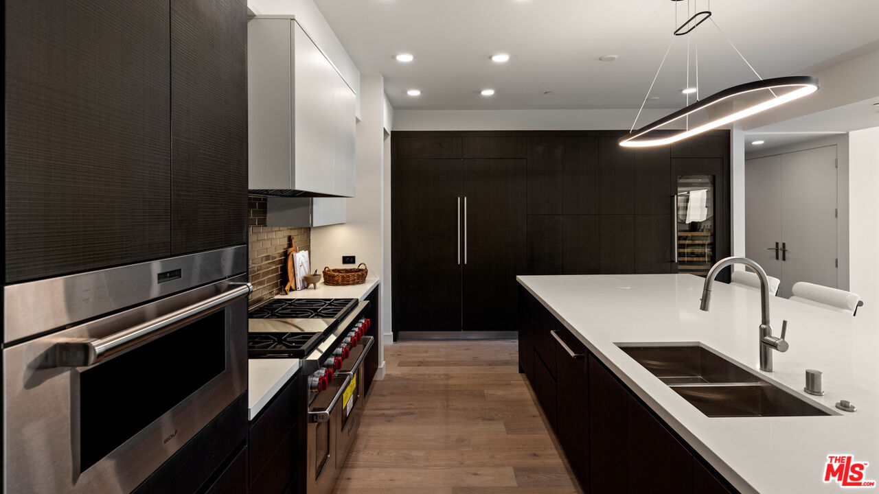 505 S Barrington Ave Unit: 210