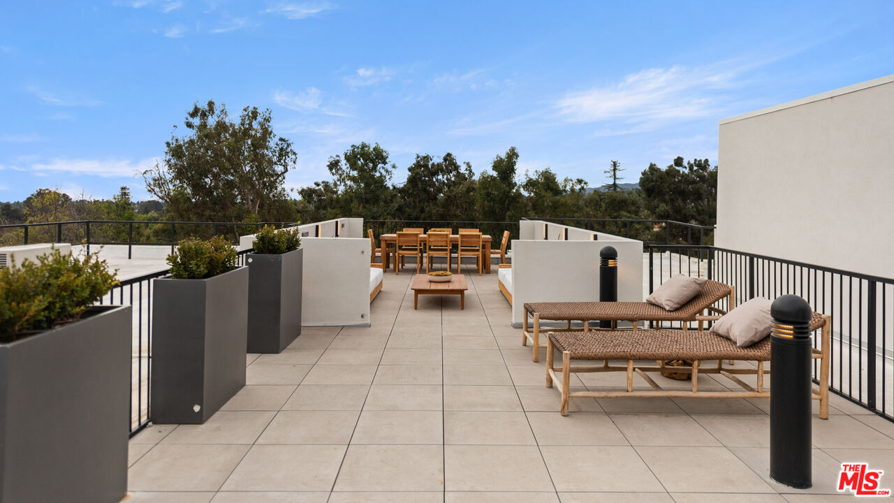505 S Barrington Ave Unit: 210