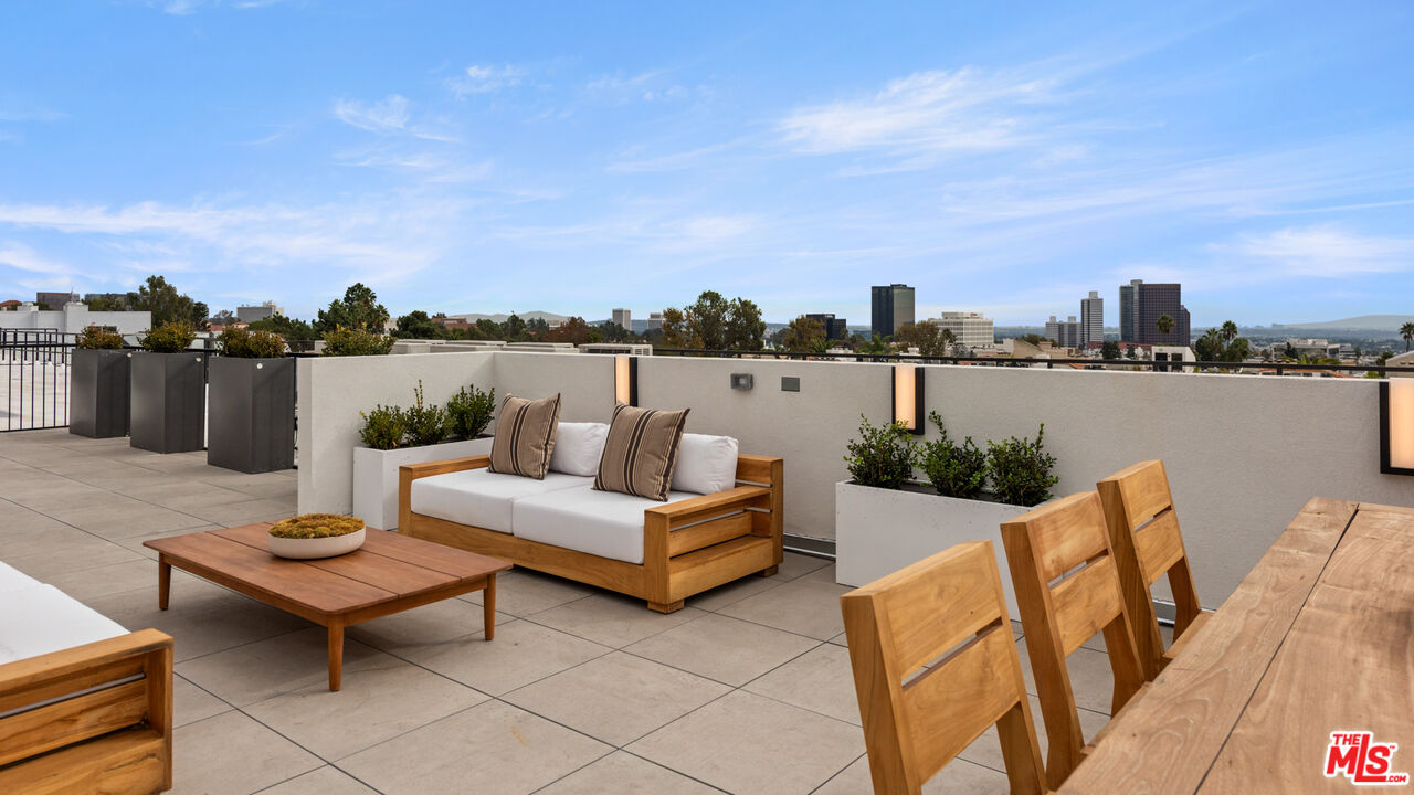 505 S Barrington Ave Unit: 210