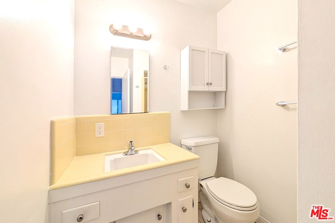 827 Lincoln Blvd Unit: J