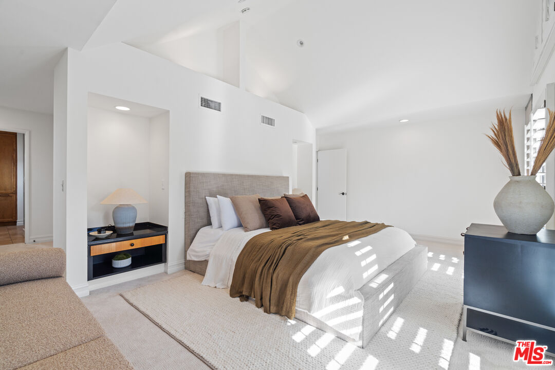 1149 S Carmelina Ave