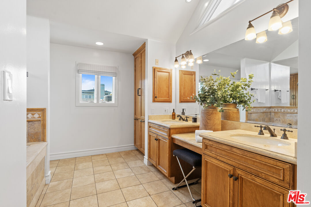 1149 S Carmelina Ave