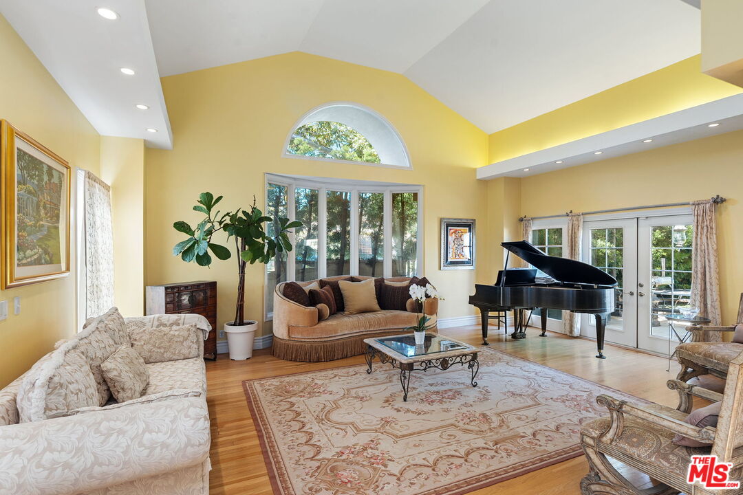 2202 San Vicente Blvd