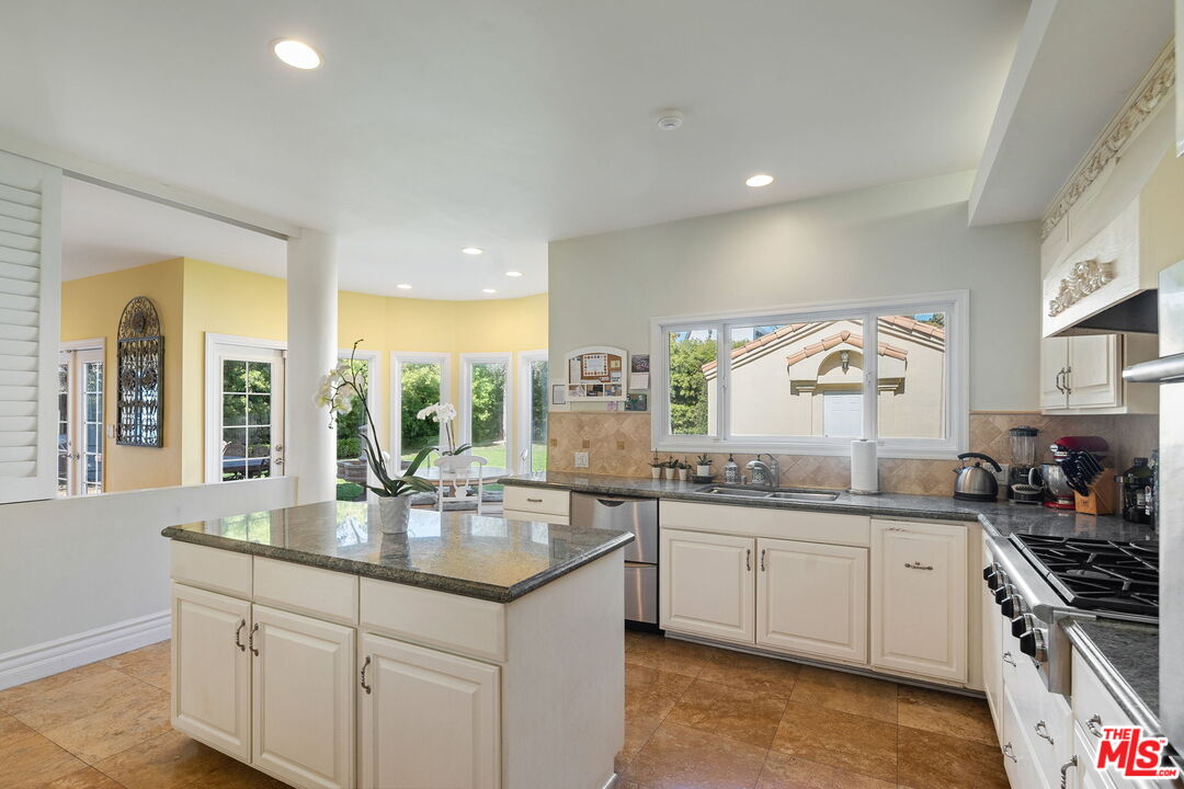 2202 San Vicente Blvd