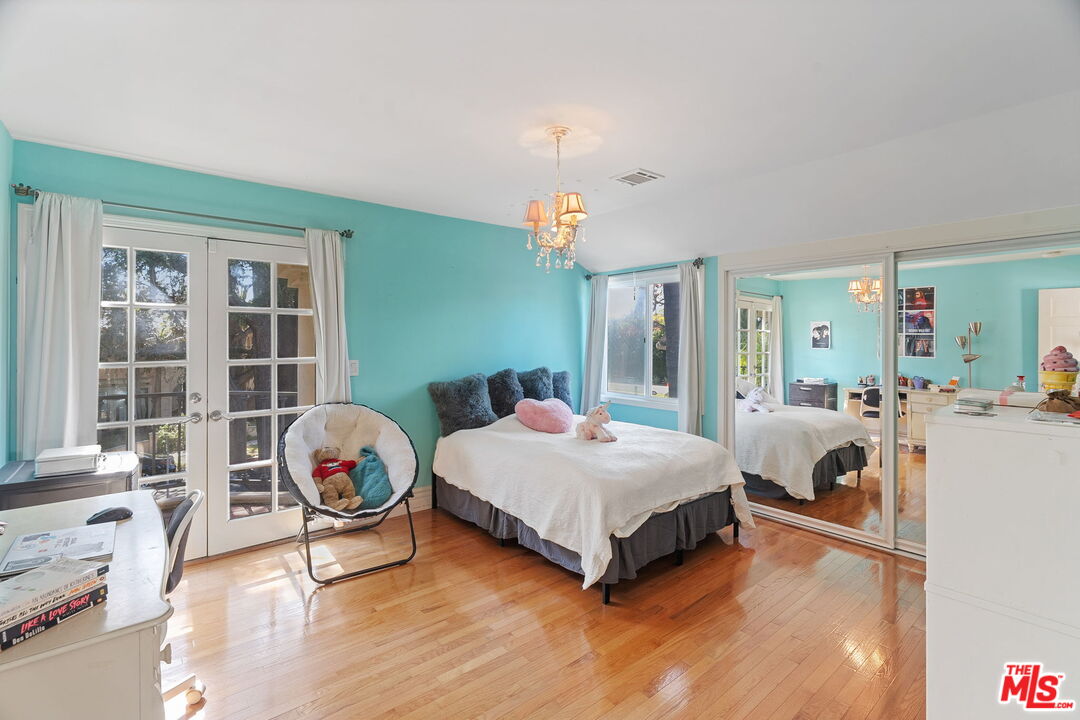 2202 San Vicente Blvd