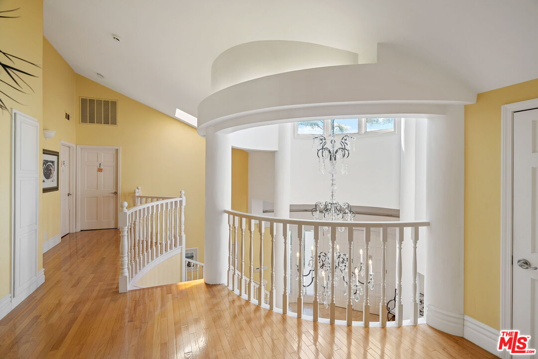 2202 San Vicente Blvd