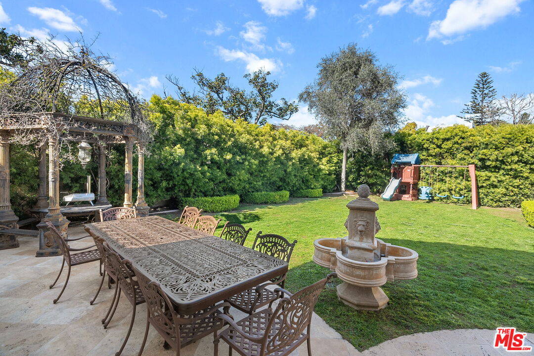 2202 San Vicente Blvd