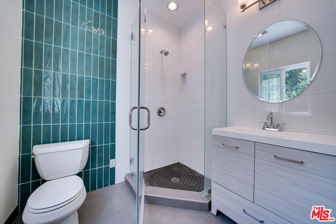 1411 Cloverfield Blvd Unit: B