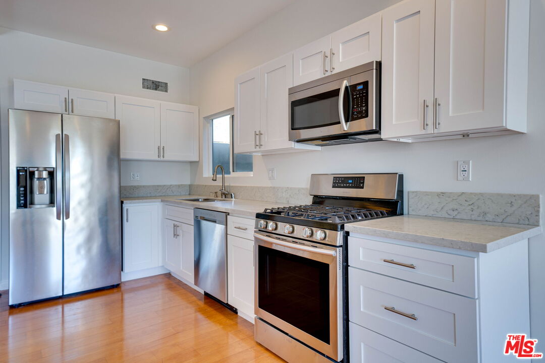 1411 Cloverfield Blvd Unit: B