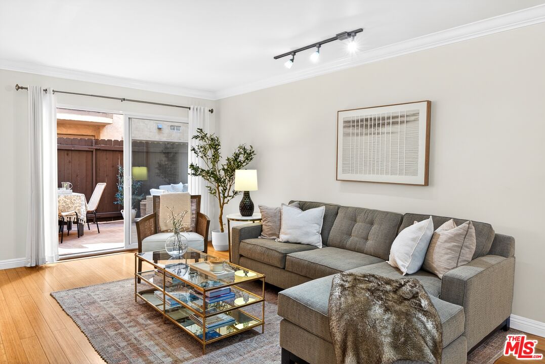 1154 S Barrington Ave Unit: 114