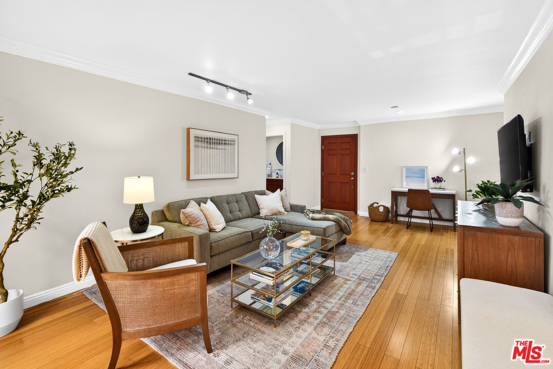 1154 S Barrington Ave Unit: 114