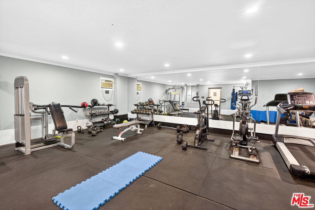 1154 S Barrington Ave Unit: 114