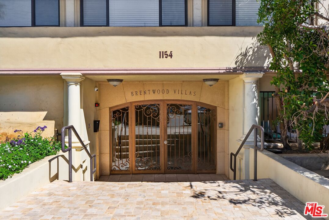 1154 S Barrington Ave Unit: 114