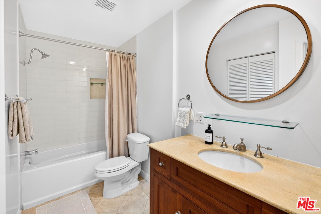 1154 S Barrington Ave Unit: 114