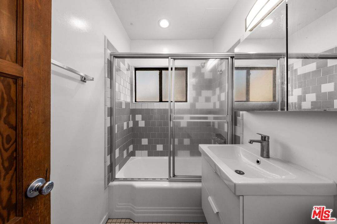 2010 Virginia Ave Unit: B