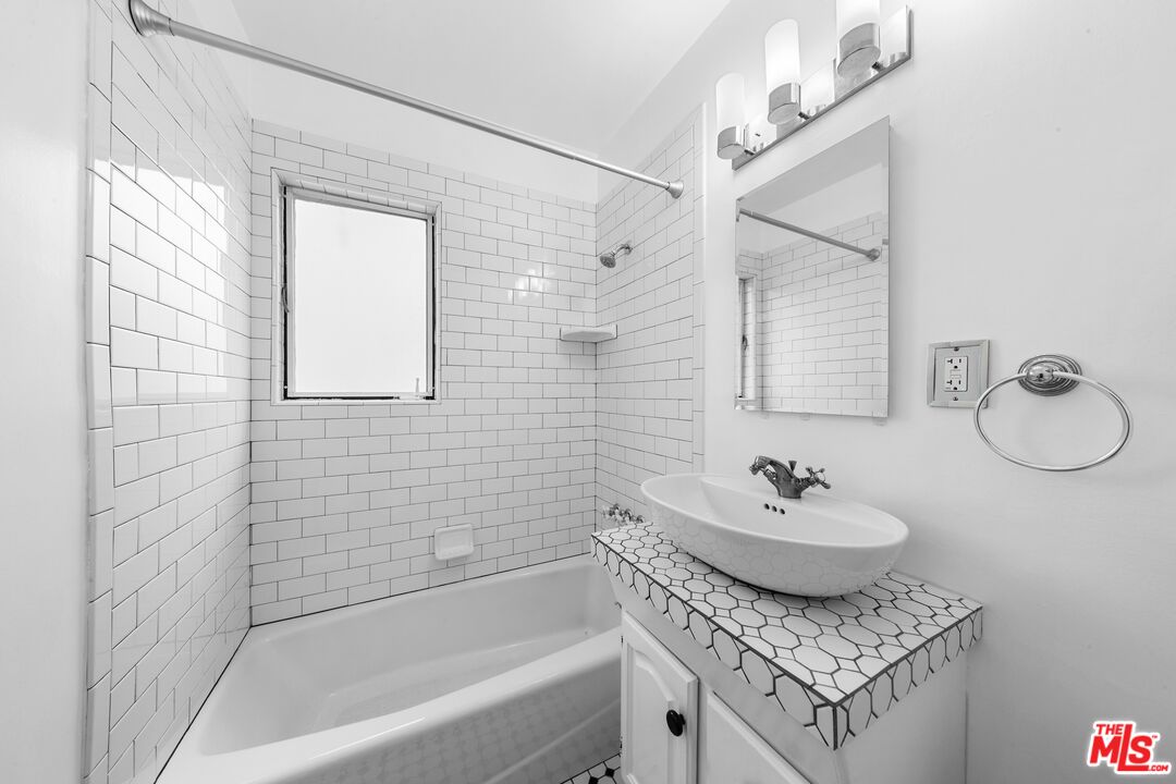 1941 Euclid St Unit: 5